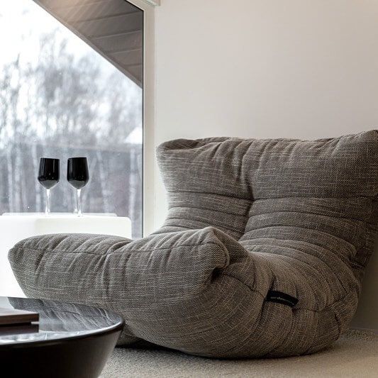 натуральное акустический бескаркасный диван Acoustic Sofa из Sofa Weave для домашнего кинотеатра, офиса и студии — фото в интерьере