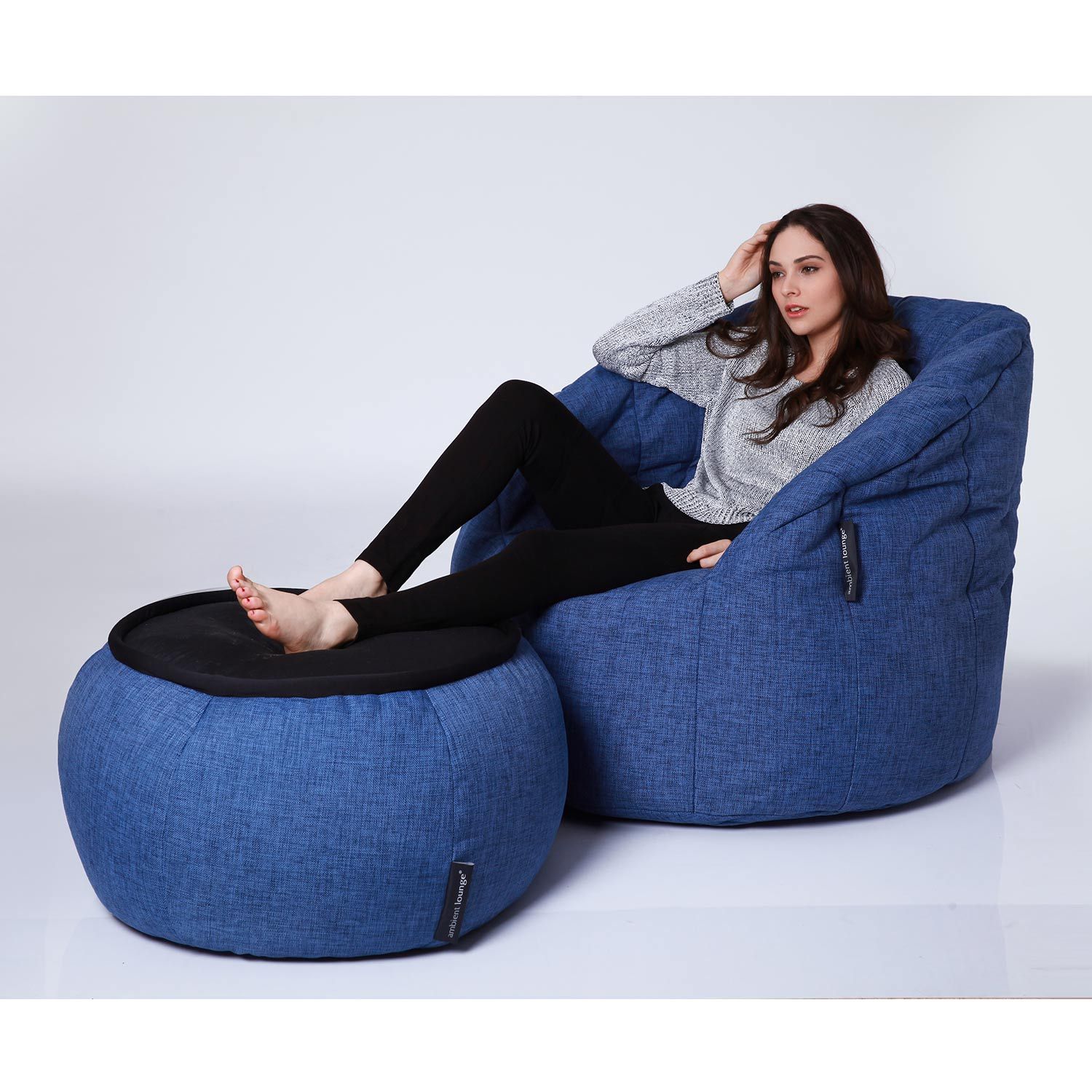 синее полукруглое бескаркасное кресло Butterfly Sofa из Sofa Weave в интерьере гостиная