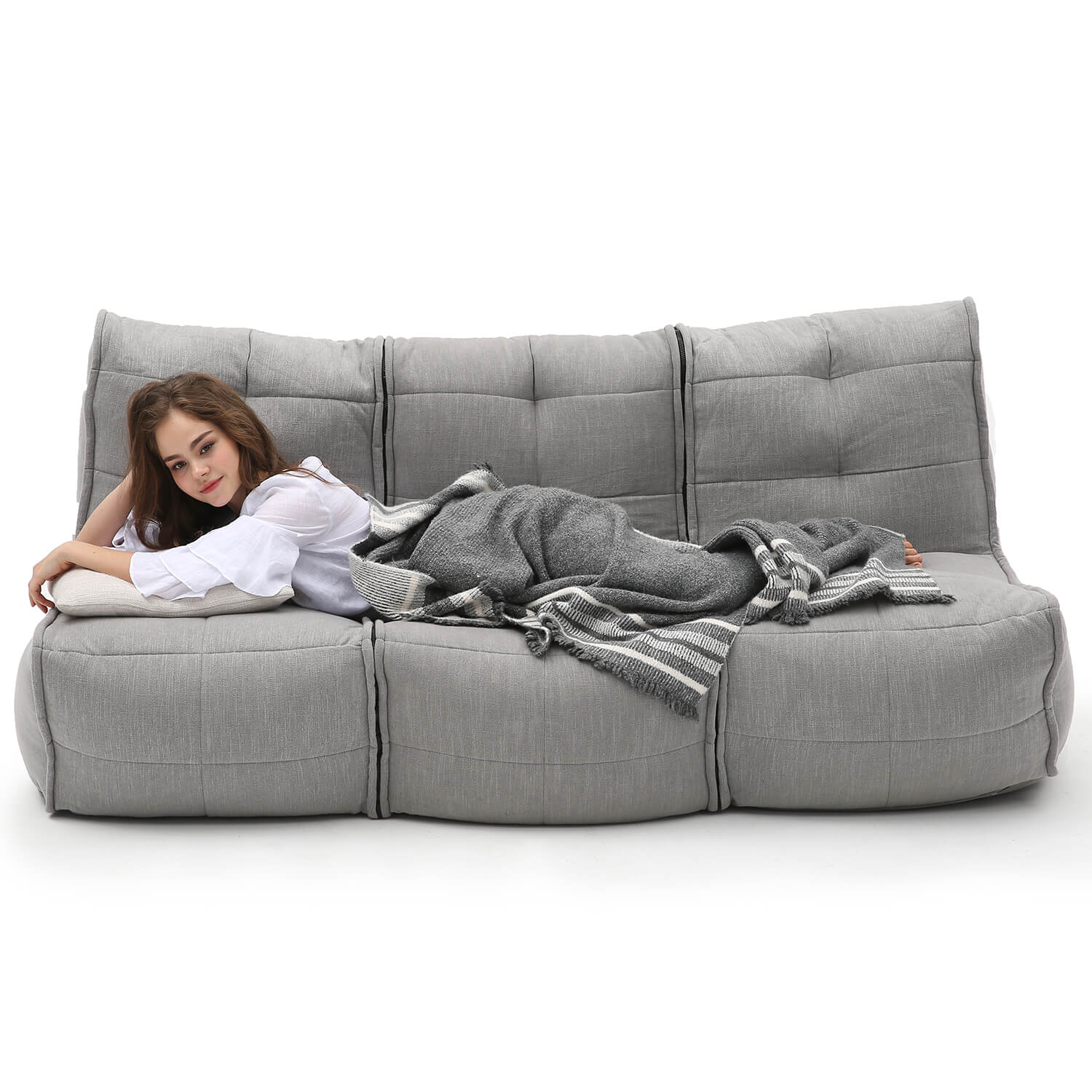 серое модульный диван-кинотеатр Mod3 Movie Couch из Sofa Weave для домашнего кинотеатра и гостиной — фото в интерьере