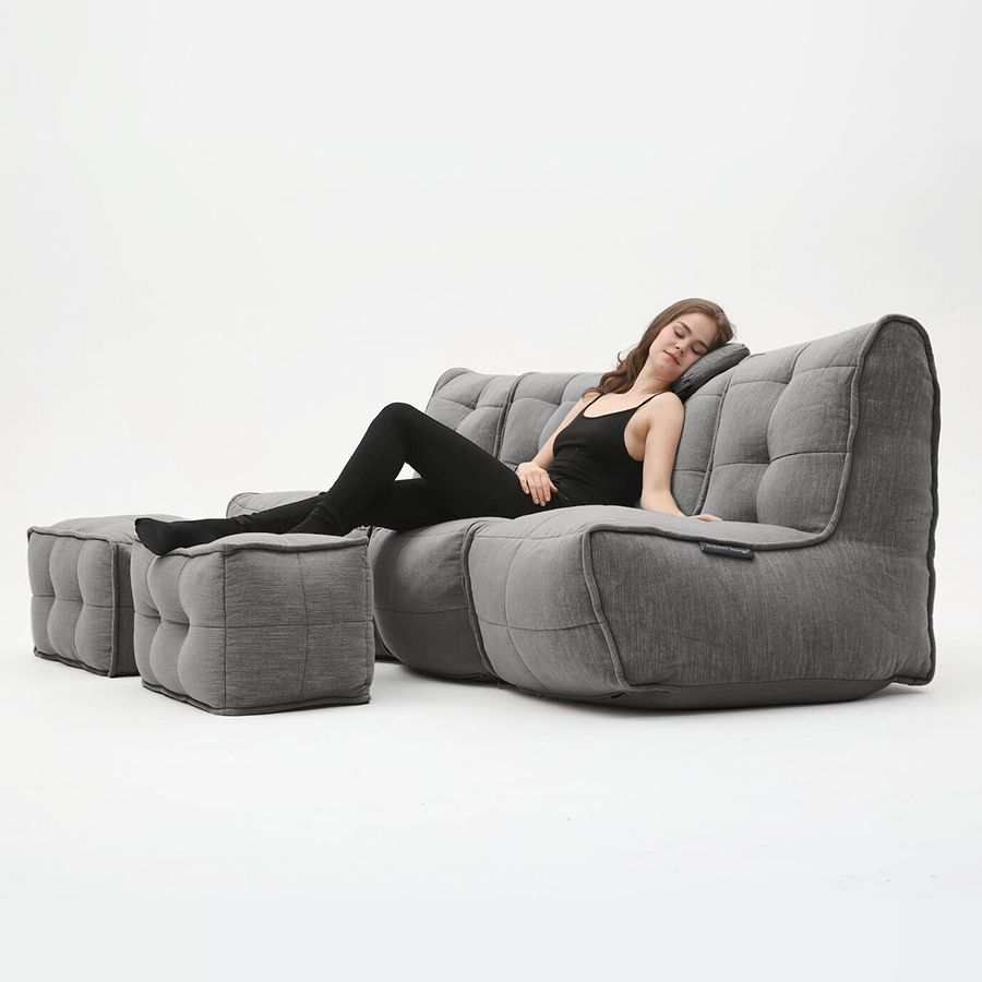 тёмно-серое четырёхместный модульный диван Mod4 Quad Couch шенилловое для гостиной и домашнего кинотеатра — фото в интерьере
