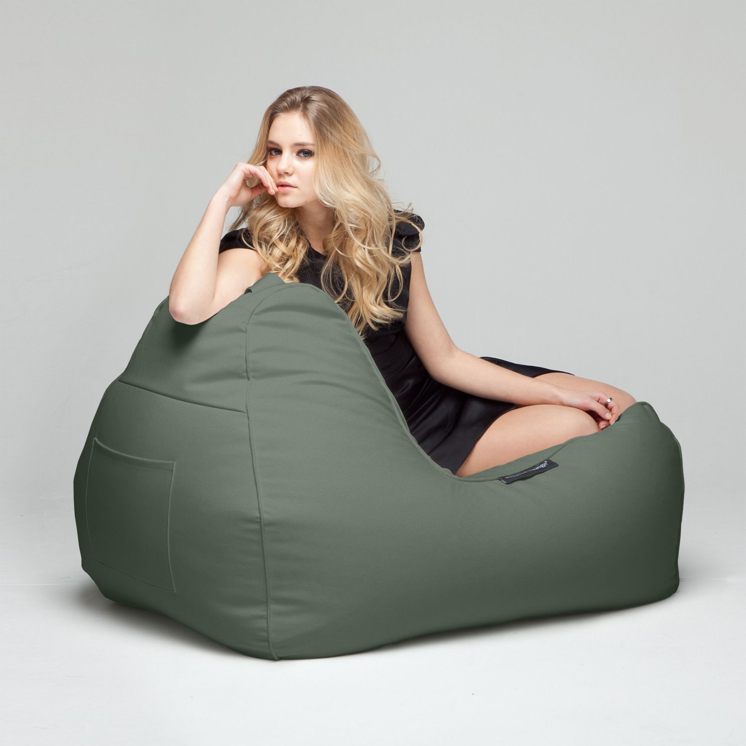 зелёное уличный лаунж-шезлонг Tivoli Lounger под замшу для террасы, сада и бассейна — фото в интерьере