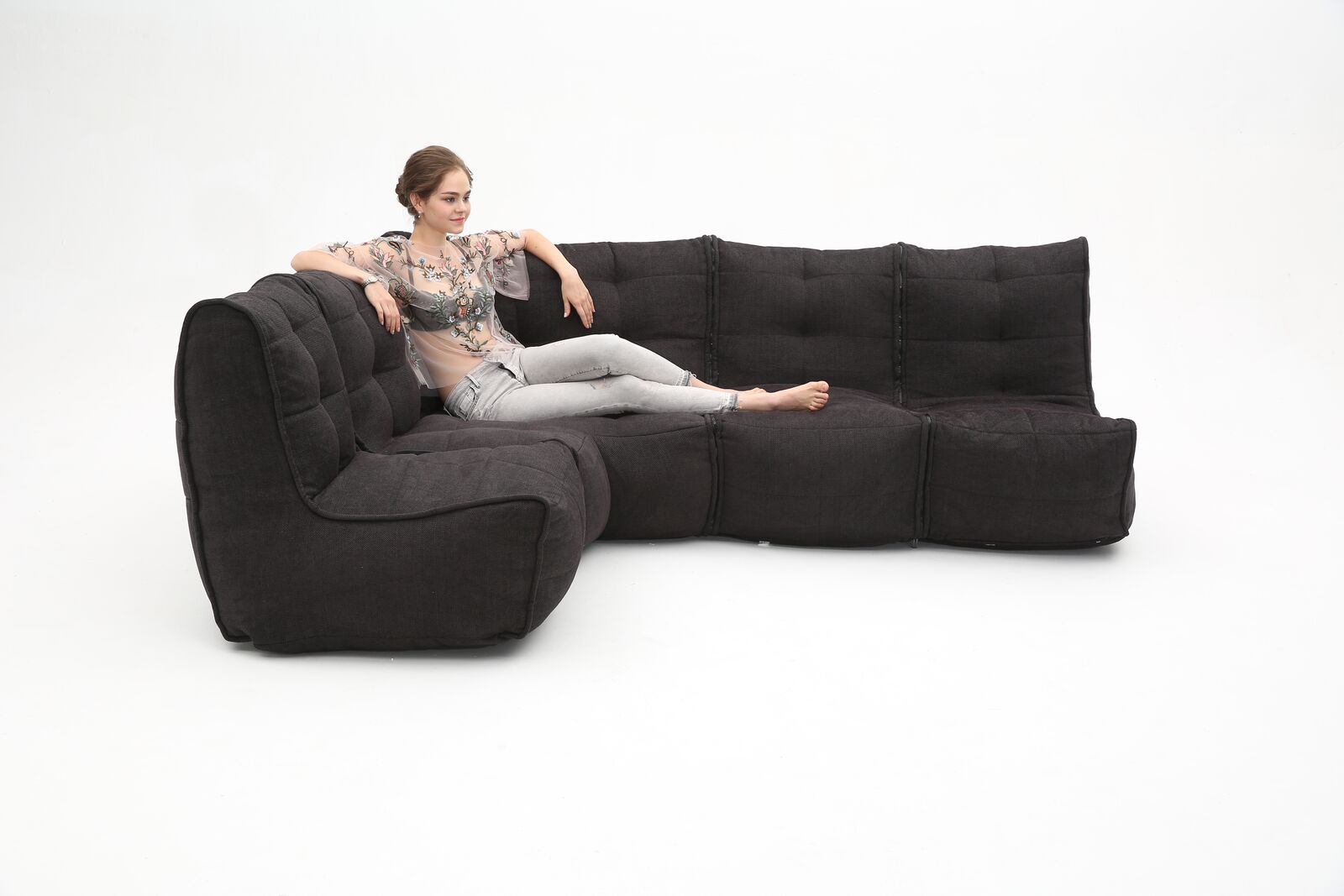 чёрное-графитовое Г-образный модульный диван Mod4 L Sofa из Sofa Weave для гостиной и зала — крупный план