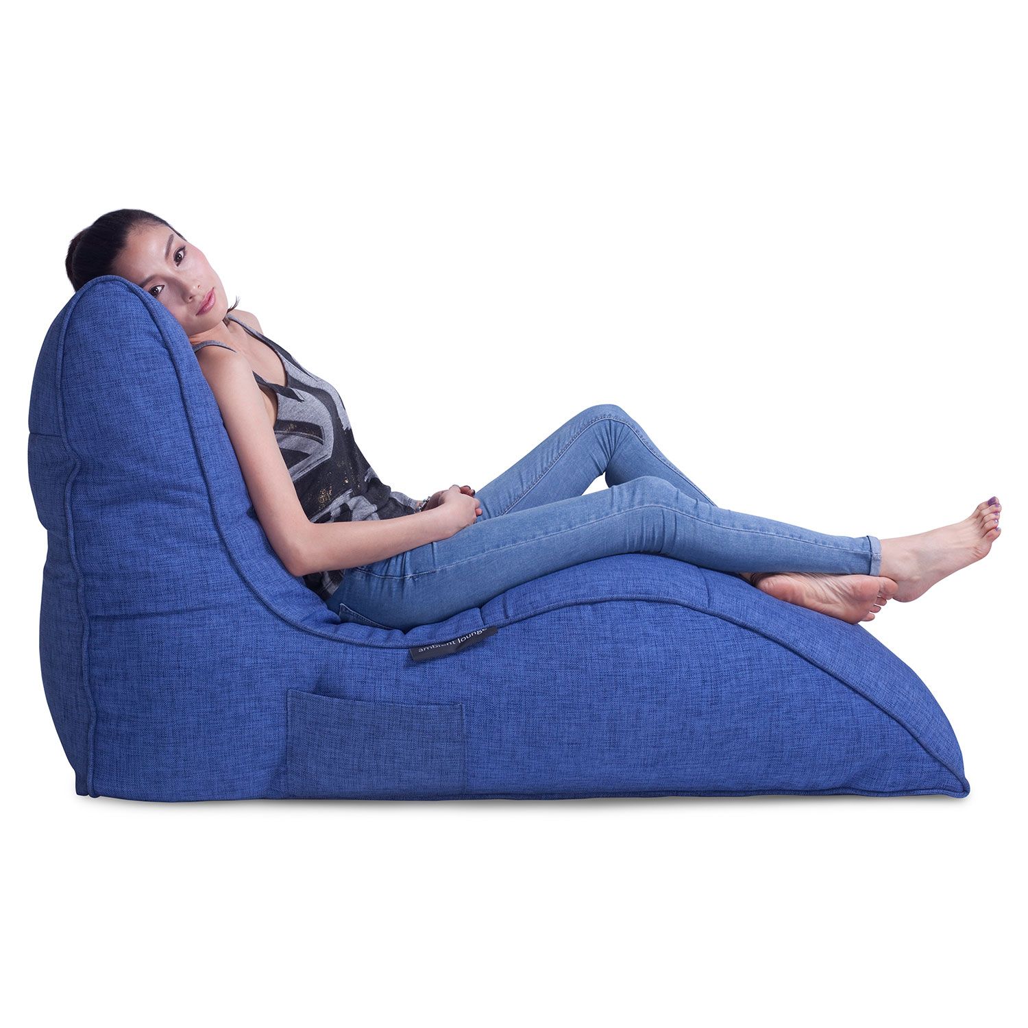 синее бескаркасный лаунж-диван Avatar Sofa из Sofa Weave в интерьере гостиная