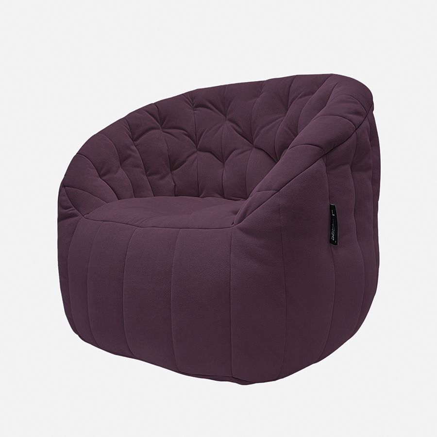 баклажановое просторное бескаркасное кресло Butterfly Sofa Deluxe велюровое для гостиной, переговорной и лаунж-зоны — фото в интерьере