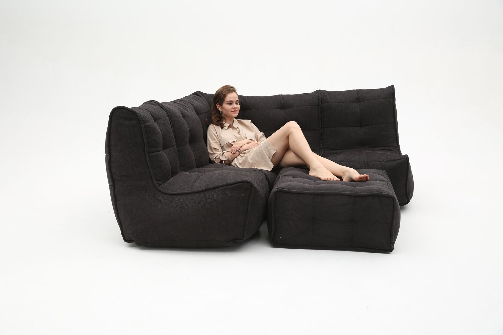 чёрное-графитовое большой угловой диван Mod4 Corner Deluxe из Sofa Weave для гостиной и переговорной — вид сбоку