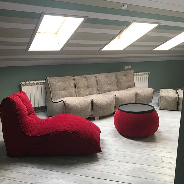 красное бескаркасный лаунж-диван Avatar Sofa из Sofa Weave для гостиной, кабинета и лаунж-зоны — вид сбоку