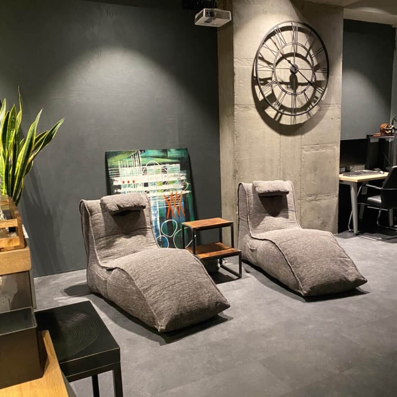 тёмно-серое просторный бескаркасный диван Twin Avatar Deluxe из Sofa Weave в интерьере гостиная
