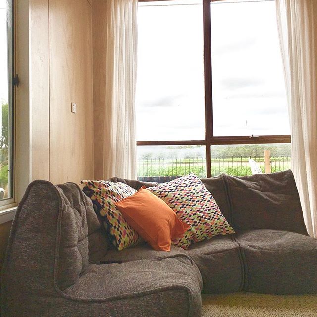 тёмно-серое угловой модульный диван Mod3 Cozy Corner из Sofa Weave для гостиной и кабинета — фото в интерьере