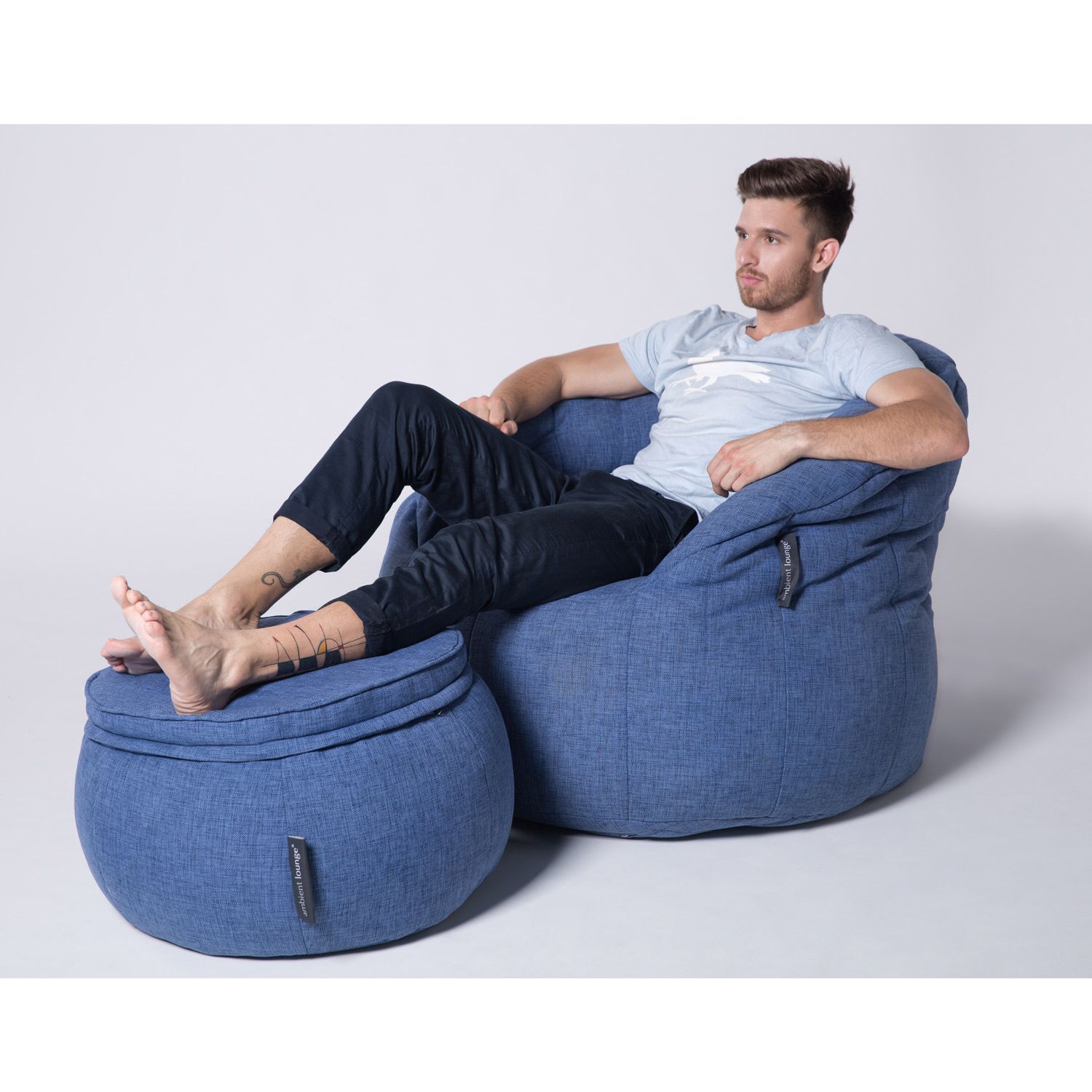 пуф Wing Ottoman - Blue Jazz (Sofa Weave) Ambient Lounge из Sofa Weave Old — Blue Jazz из Sofa Weave Old рядом с диваном