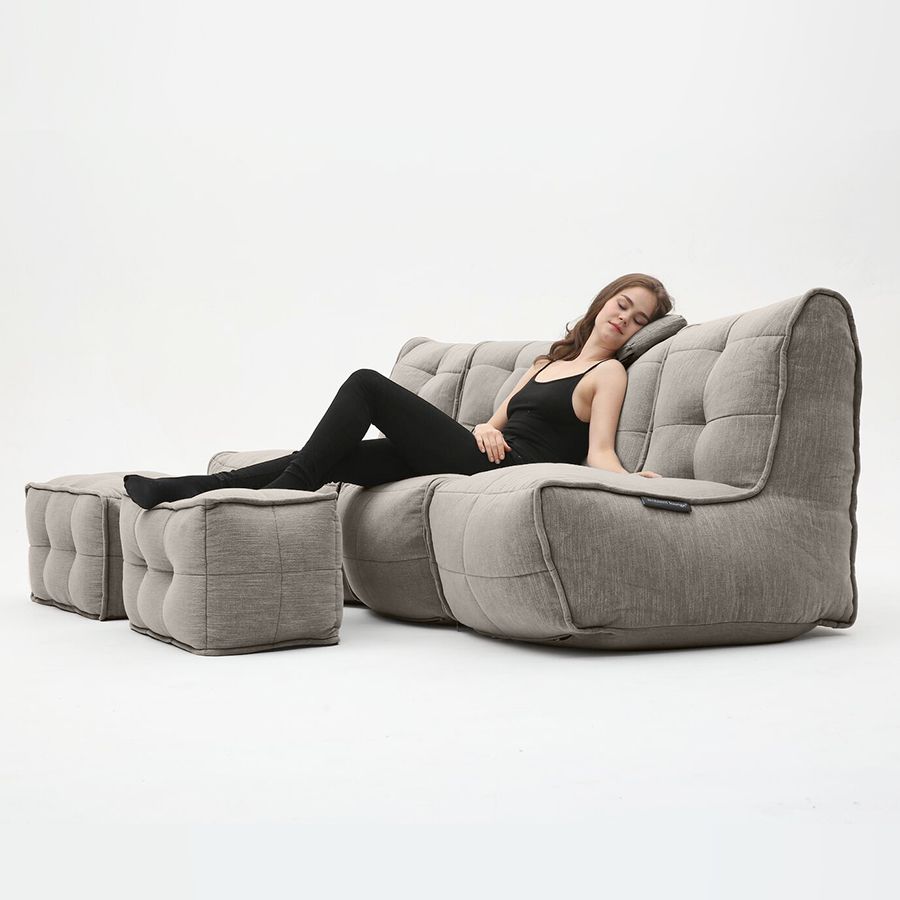 серое четырёхместный модульный диван Mod4 Quad Couch шенилловое для гостиной и домашнего кинотеатра — фото в интерьере