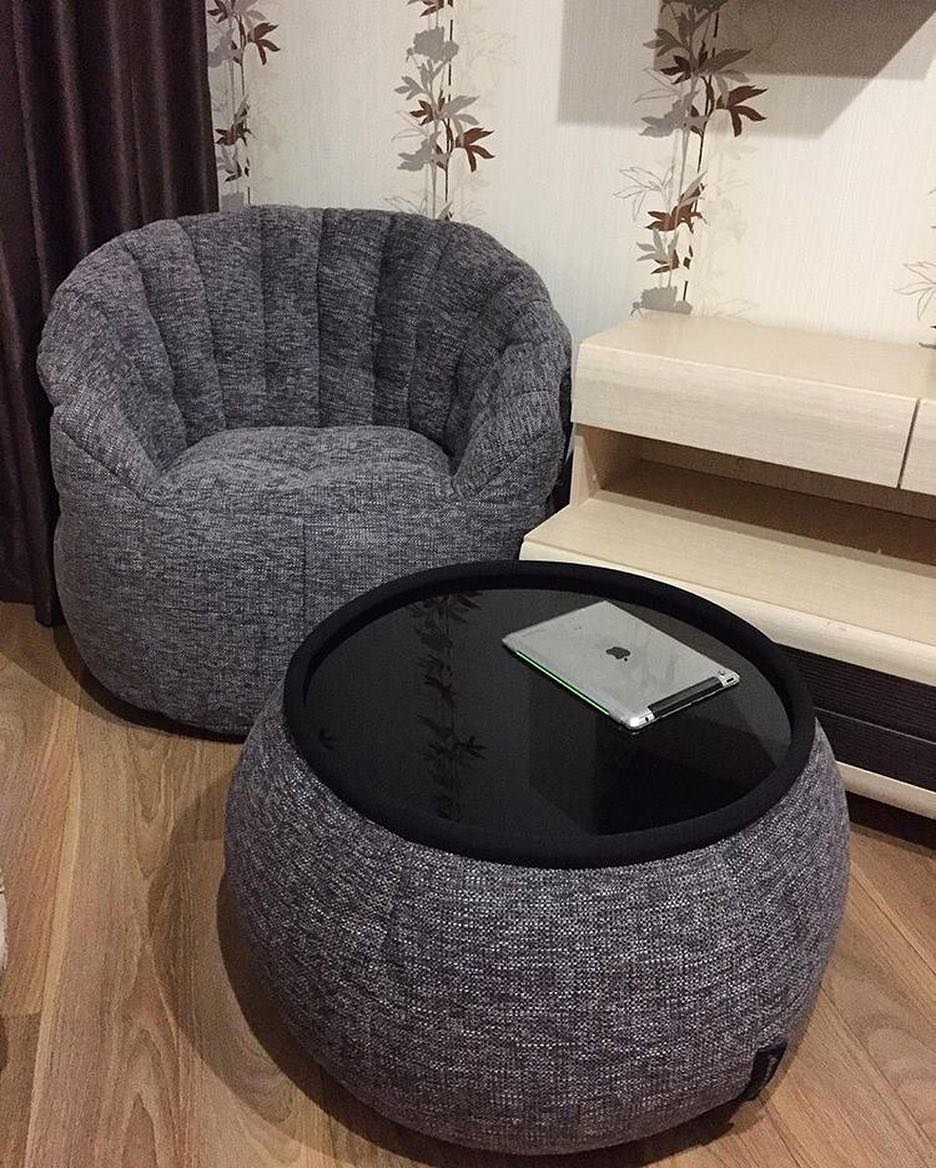 тёмно-серое полукруглое бескаркасное кресло Butterfly Sofa из Sofa Weave для гостиной, домашнего кинотеатра и офиса — фото в интерьере