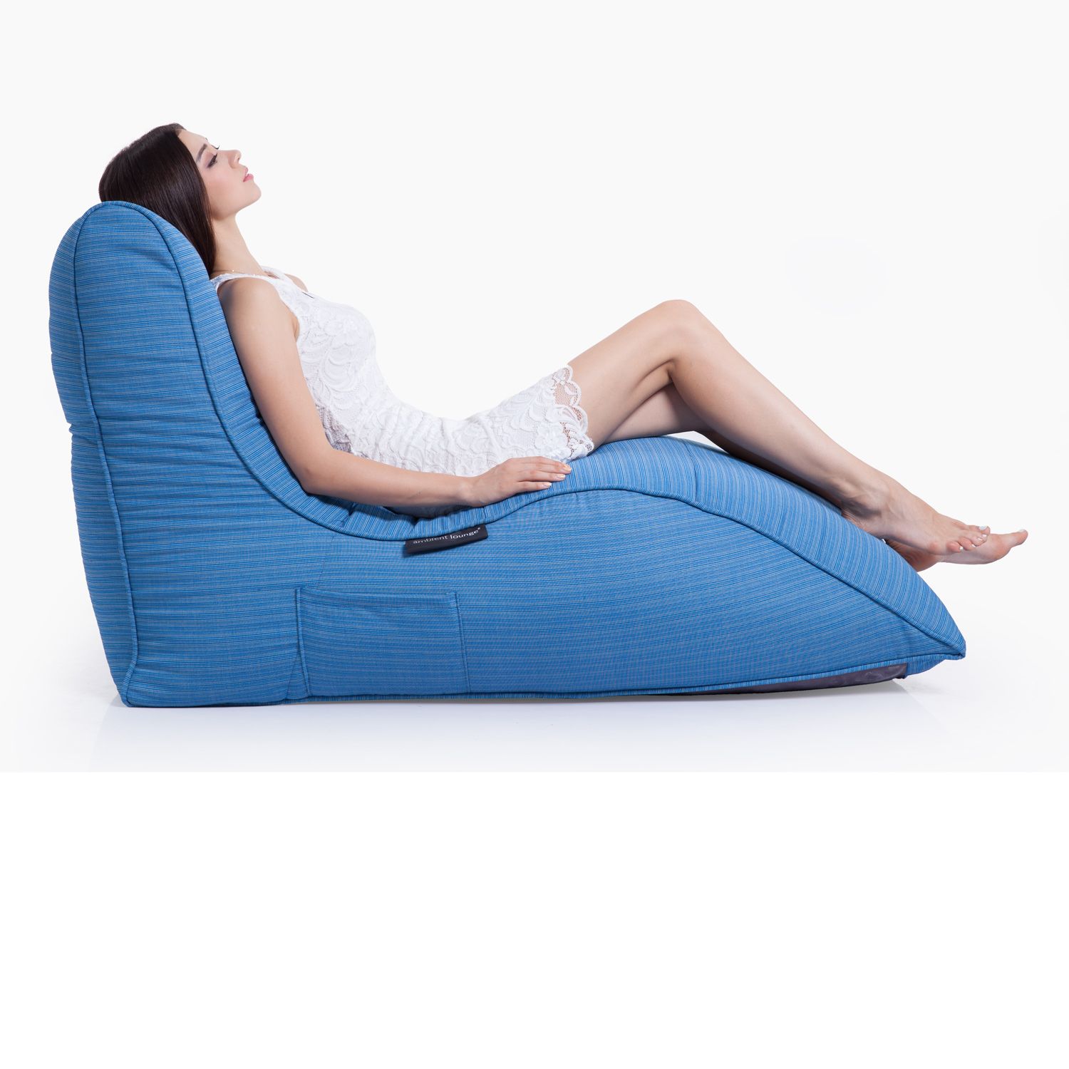 синее бескаркасный лаунж-диван Avatar Sofa уличное ткань Elements в интерьере гостиная