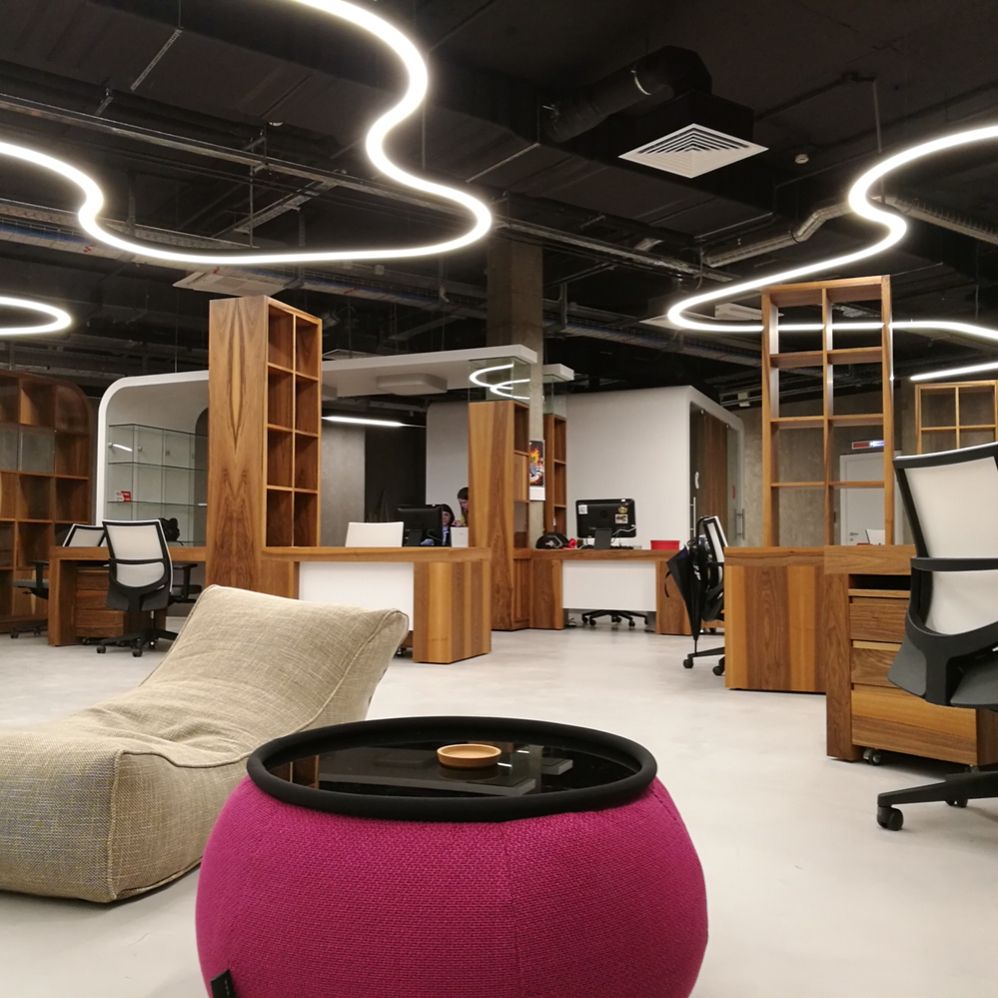 розовое складной столик Versa Table из Sofa Weave для гостиной и лаунж-зоны рядом с диваном — вид сбоку