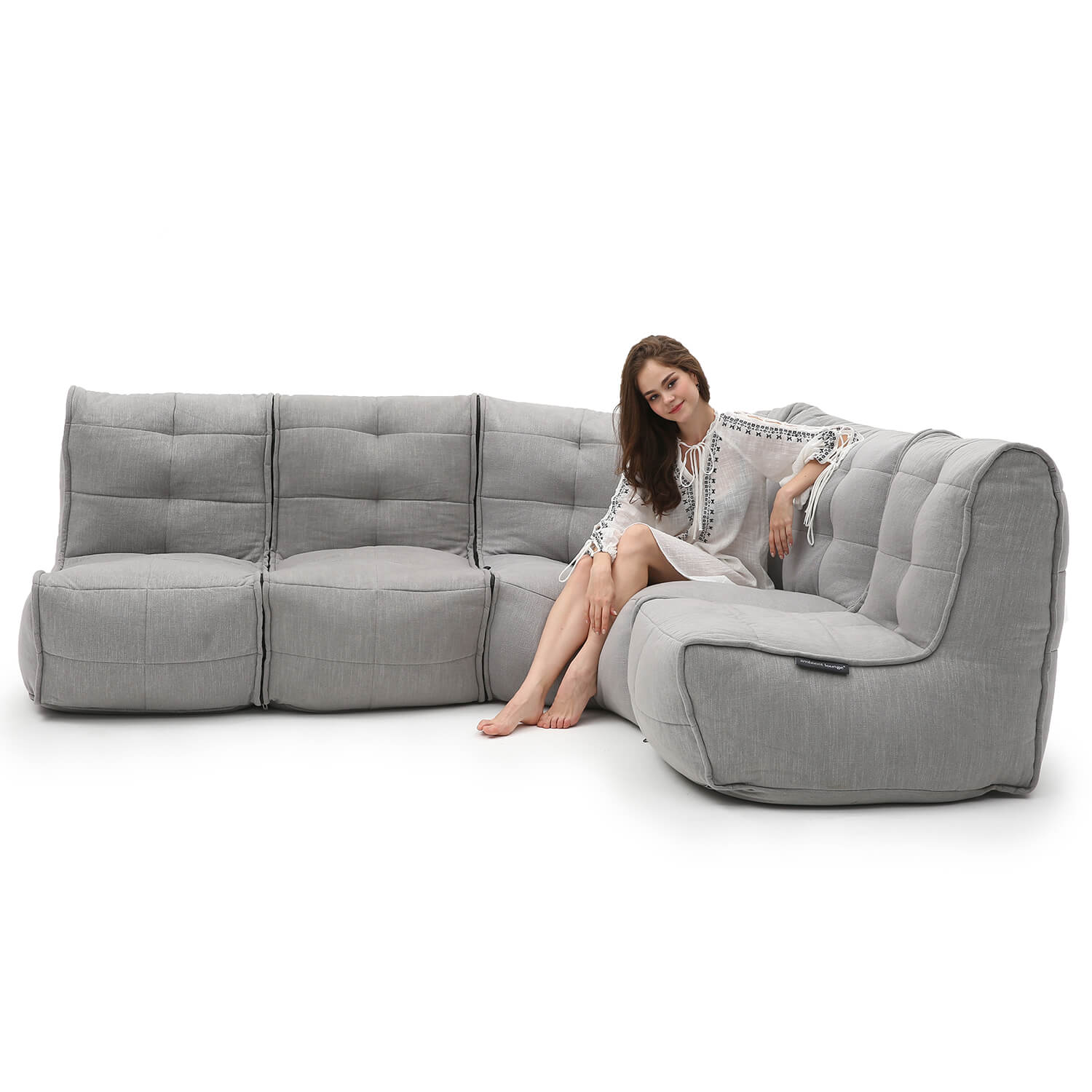 серое Г-образный модульный диван Mod4 L Sofa из Sofa Weave в интерьере гостиная