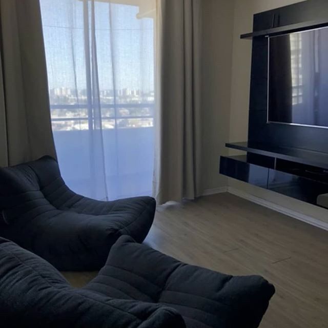 чёрное-графитовое акустический бескаркасный диван Acoustic Sofa из Sofa Weave в интерьере офис