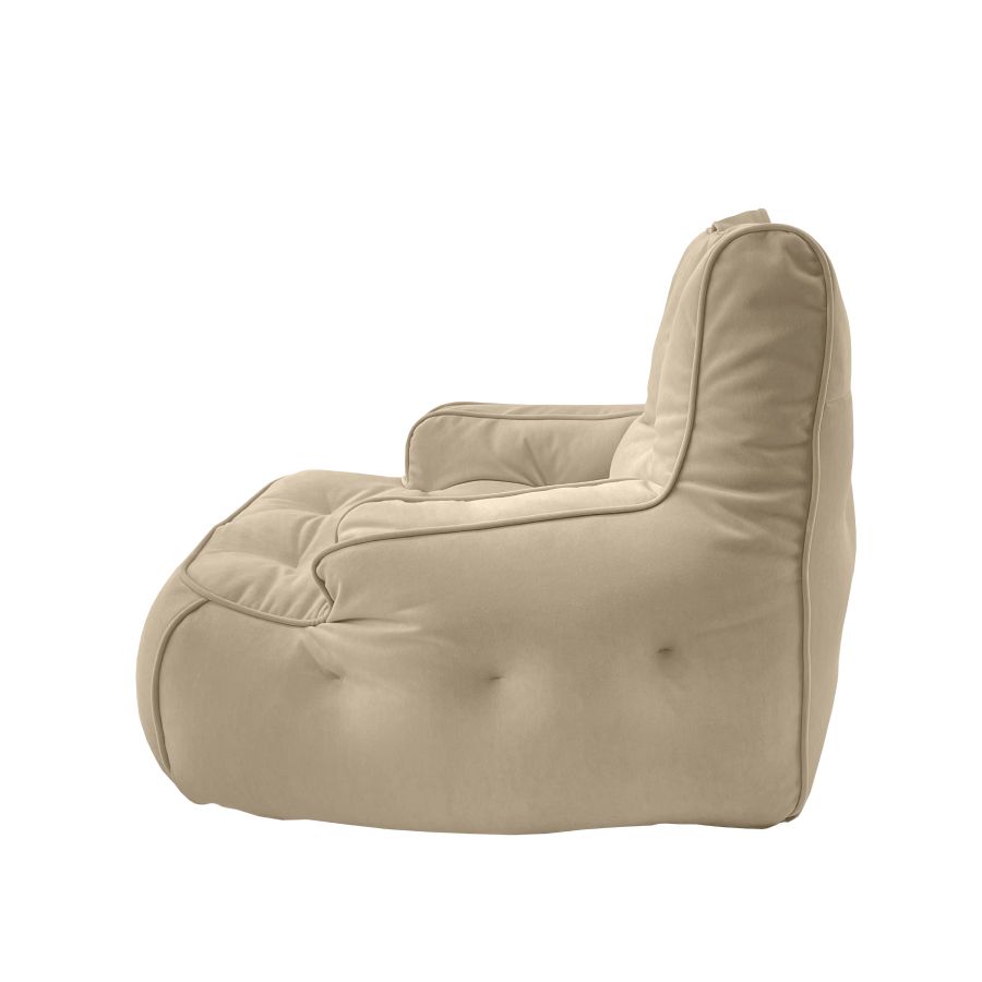 натуральное уличное лаунж-кресло Tranquility Armchair велюровое для террасы, сада и веранды — фото в интерьере