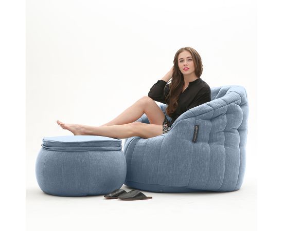 синее кресло-шезлонг бескаркасное Butterfly Chaise шенилловое в интерьере гостиная