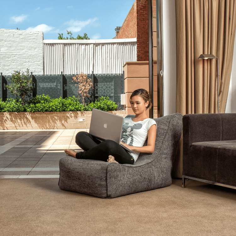тёмно-серое уличный бескаркасный диван Evolution Sofa из Sofa Weave для террасы, сада и веранды