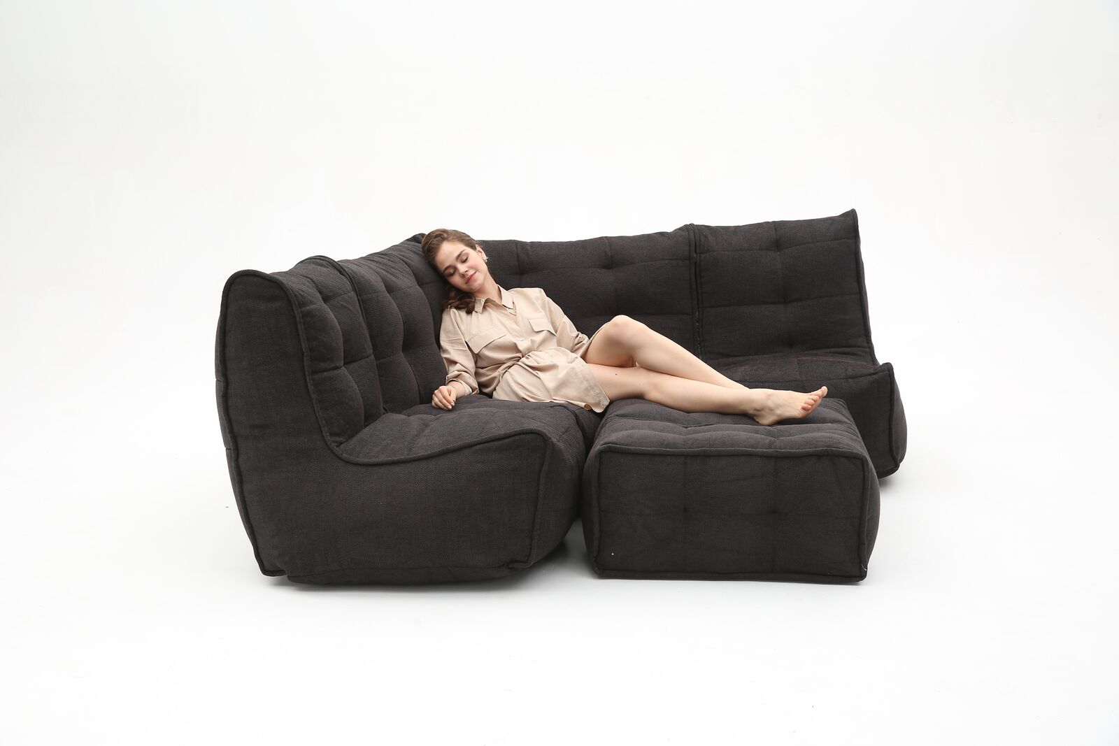 чёрное-графитовое большой угловой диван Mod4 Corner Deluxe из Sofa Weave для гостиной и переговорной — фото в интерьере