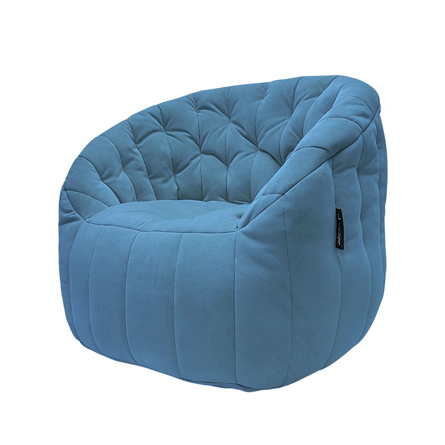 синее просторное бескаркасное кресло Butterfly Sofa Deluxe велюровое для гостиной, переговорной и лаунж-зоны — фото в интерьере