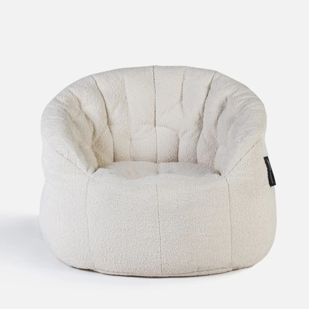 белое полукруглое бескаркасное кресло Butterfly Sofa микровелюровое в интерьере гостиная