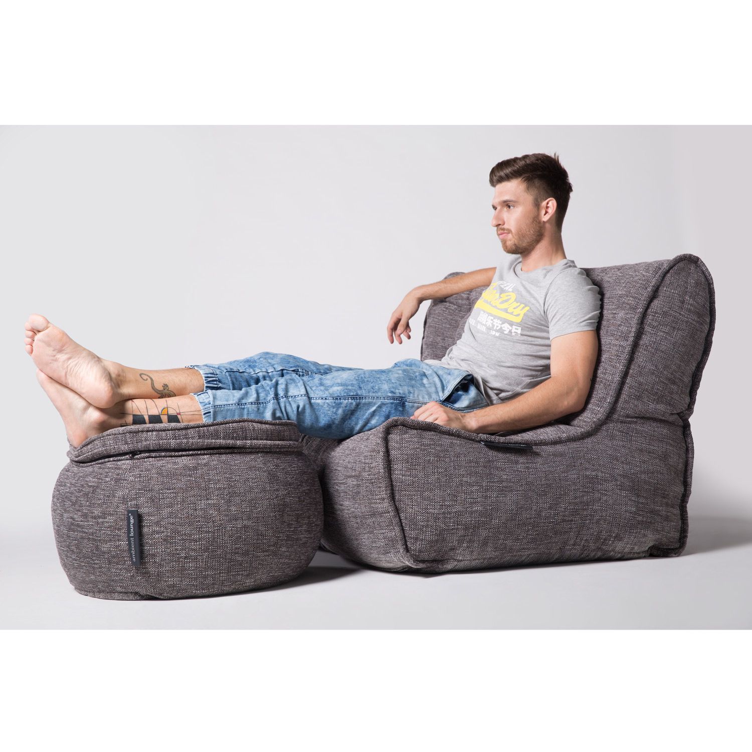 тёмно-серое пуф с подлокотниками Wing Ottoman из Sofa Weave для гостиной и лаунж-зоны — фото в интерьере