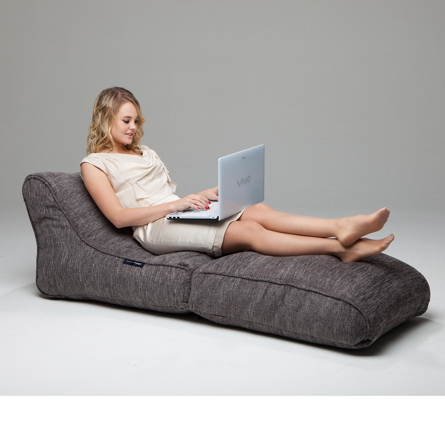 тёмно-серое кресло-трансформер Conversion Lounger из Sofa Weave для сада, террасы и использования дома — вид сбоку