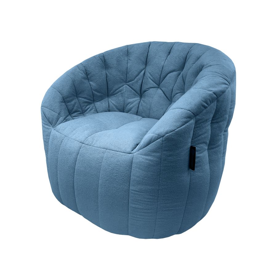 синее полукруглое бескаркасное кресло Butterfly Sofa для гостиной, домашнего кинотеатра и офиса — фото в интерьере