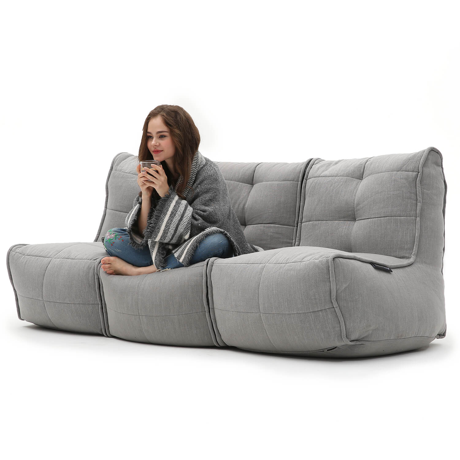 серое модульный диван-кинотеатр Mod3 Movie Couch из Sofa Weave для домашнего кинотеатра и гостиной — крупный план
