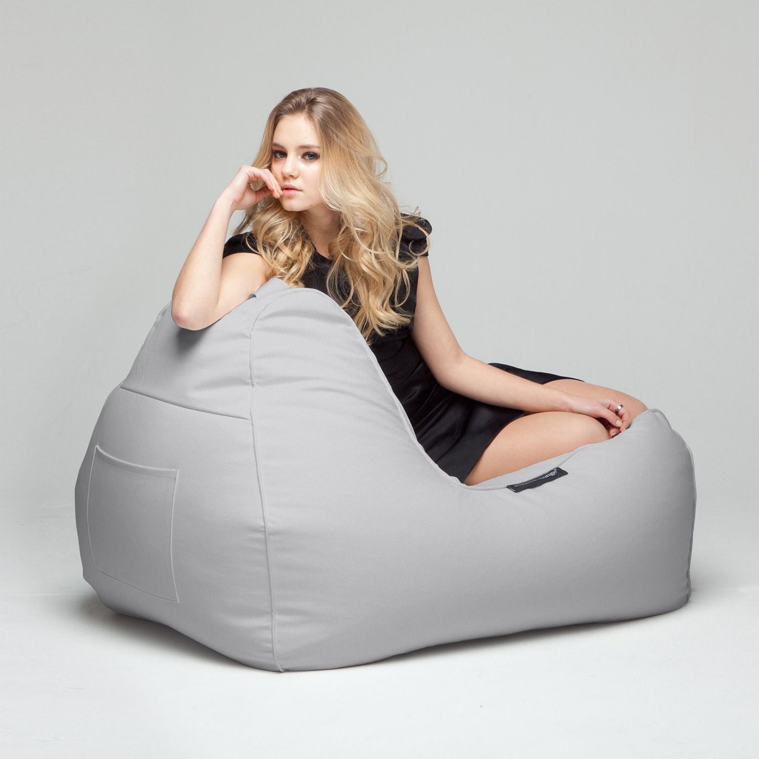 светло-серое уличный лаунж-шезлонг Tivoli Lounger под замшу для террасы, сада и бассейна — фото в интерьере