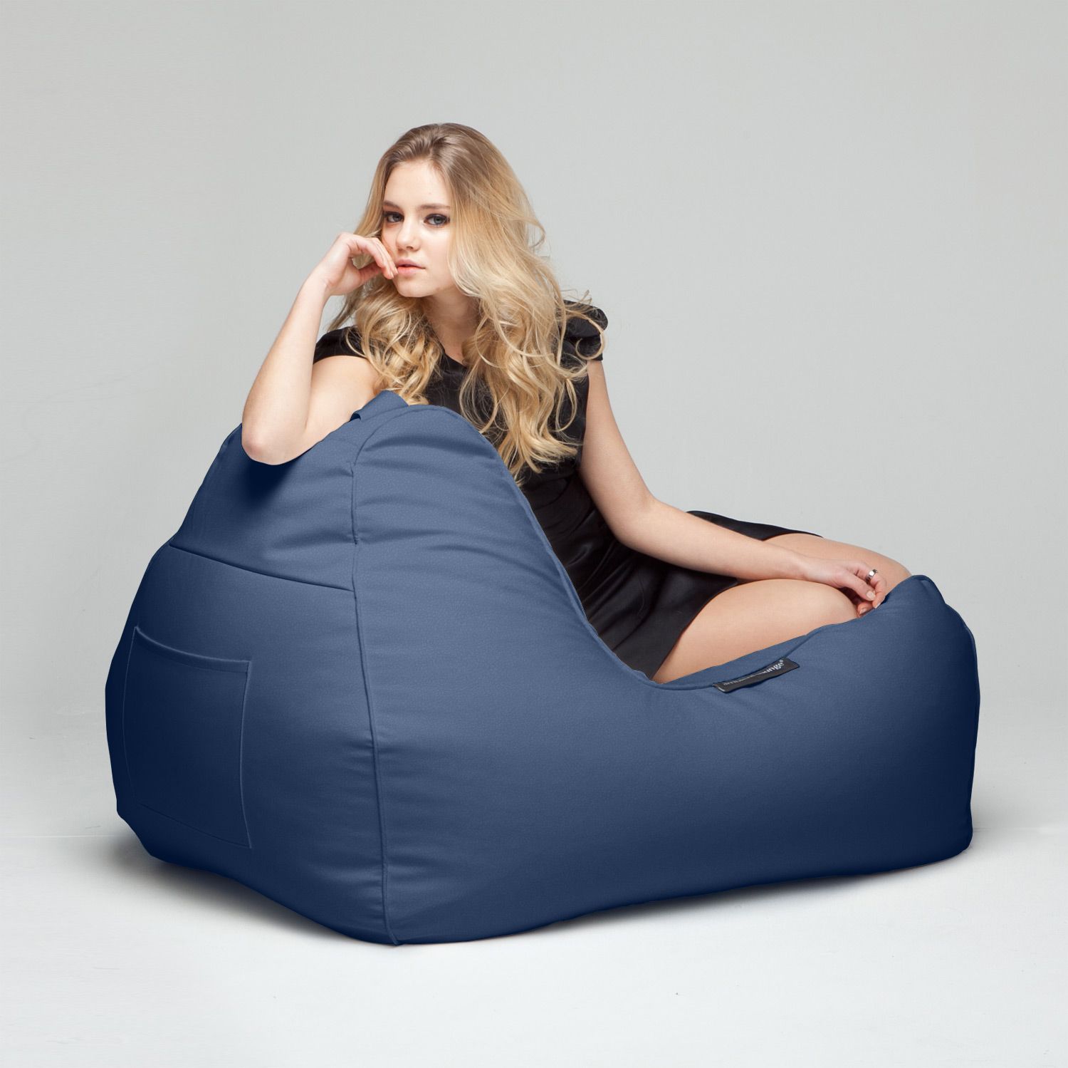 синее уличный лаунж-шезлонг Tivoli Lounger под замшу для террасы, сада и бассейна — фото в интерьере