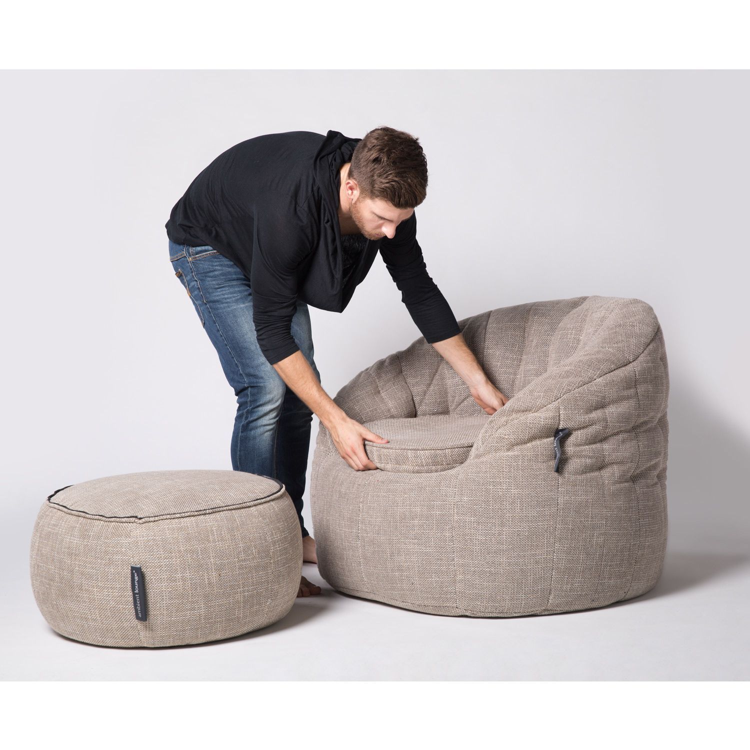 пуф Wing Ottoman - Eco Weave (Sofa Weave) Ambient Lounge из Sofa Weave Old — Eco Weave из Sofa Weave Old рядом с диваном