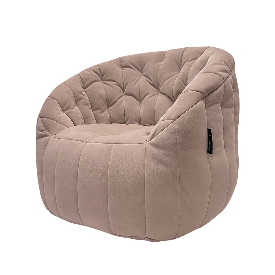 пудровое просторное бескаркасное кресло Butterfly Sofa Deluxe велюровое для гостиной, переговорной и лаунж-зоны — фото в интерьере