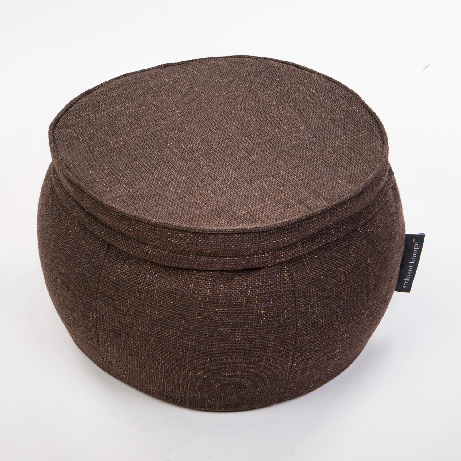 шоколадное пуф с подлокотниками Wing Ottoman из Sofa Weave для гостиной и лаунж-зоны — фото в интерьере