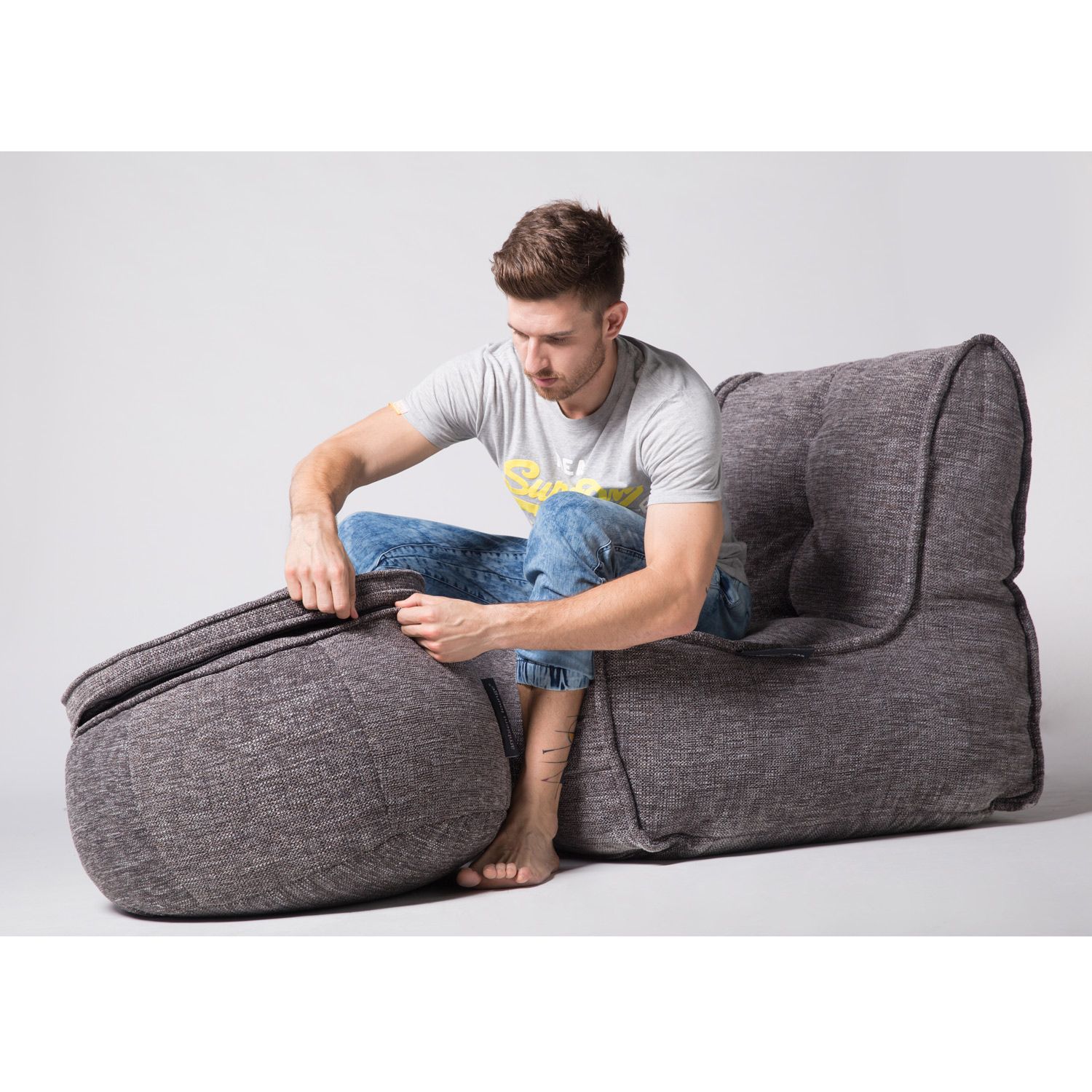 тёмно-серое пуф с подлокотниками Wing Ottoman из Sofa Weave для гостиной и лаунж-зоны