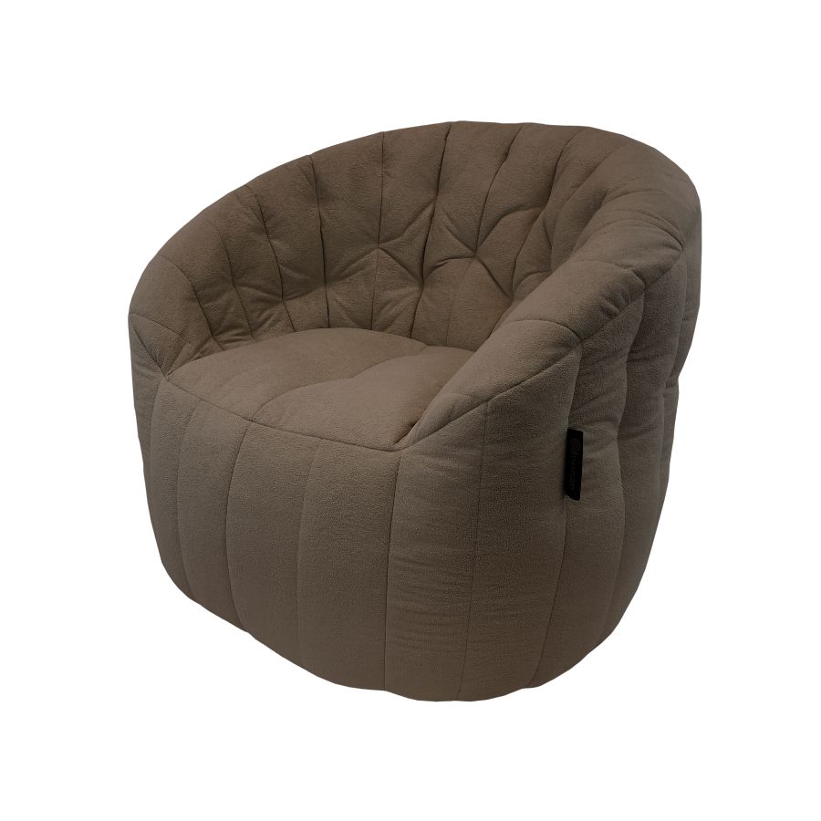 шоколадное полукруглое бескаркасное кресло Butterfly Sofa для гостиной, домашнего кинотеатра и офиса — фото в интерьере