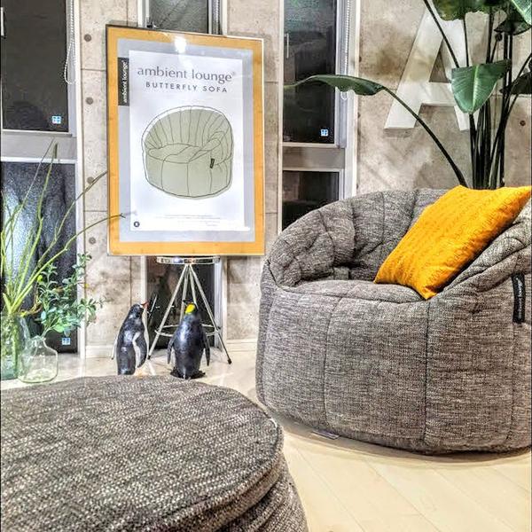 тёмно-серое кресло-шезлонг бескаркасное Butterfly Chaise из Sofa Weave в интерьере гостиная