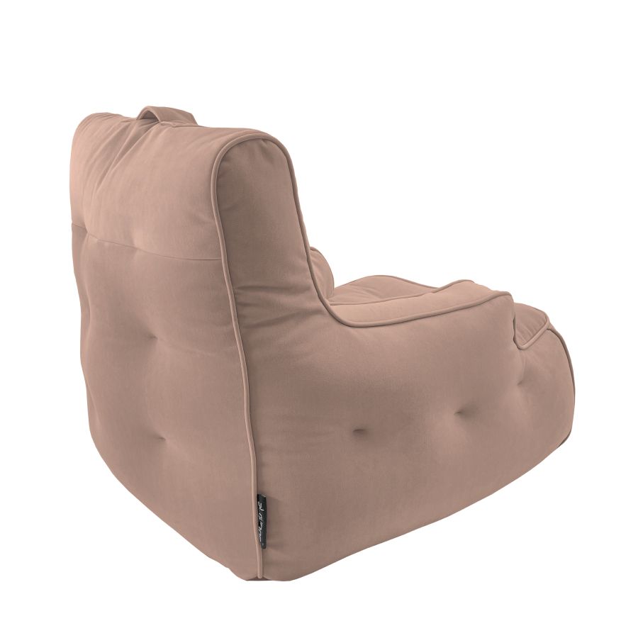 пудровое уличное лаунж-кресло Tranquility Armchair велюровое в интерьере терраса