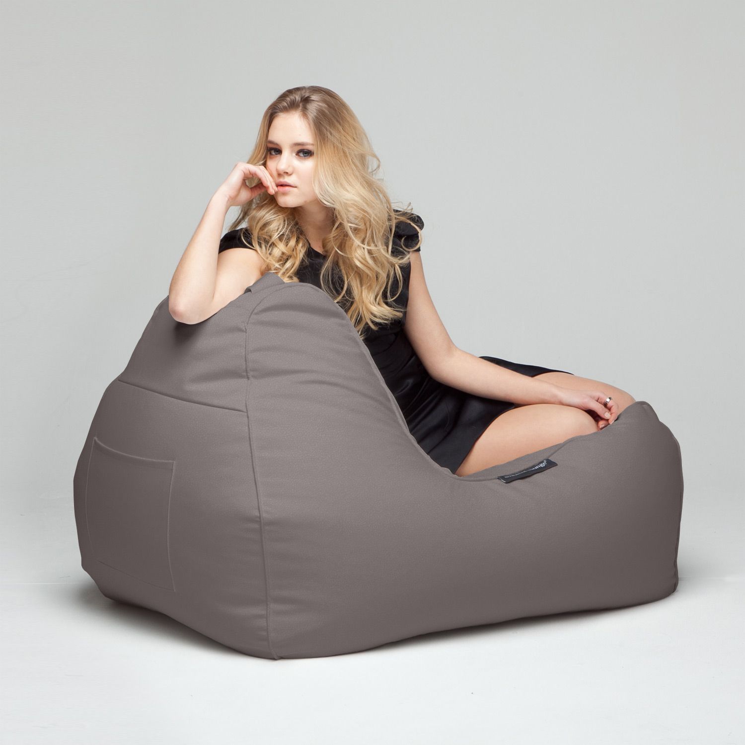 шоколадное уличный лаунж-шезлонг Tivoli Lounger под замшу для террасы, сада и бассейна — фото в интерьере