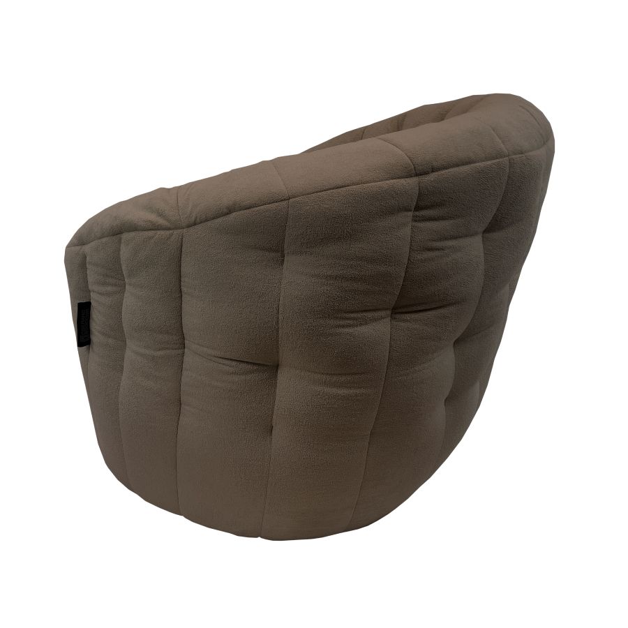 шоколадное полукруглое бескаркасное кресло Butterfly Sofa в интерьере гостиная