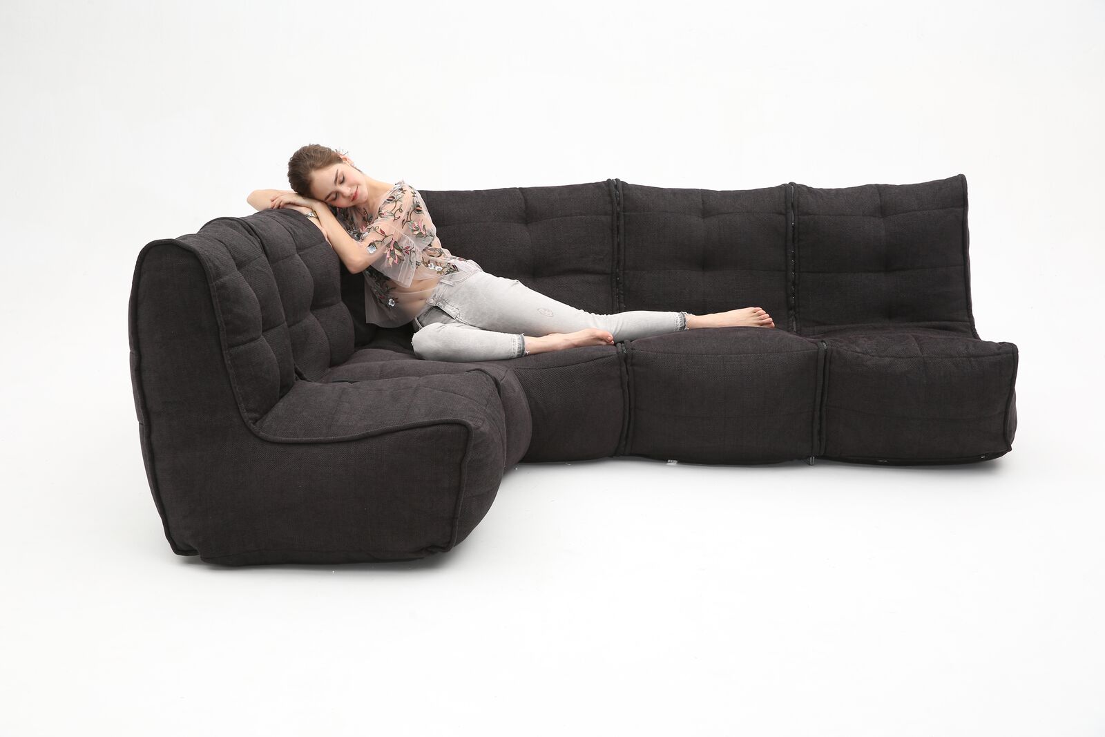 чёрное-графитовое Г-образный модульный диван Mod4 L Sofa из Sofa Weave в интерьере гостиная