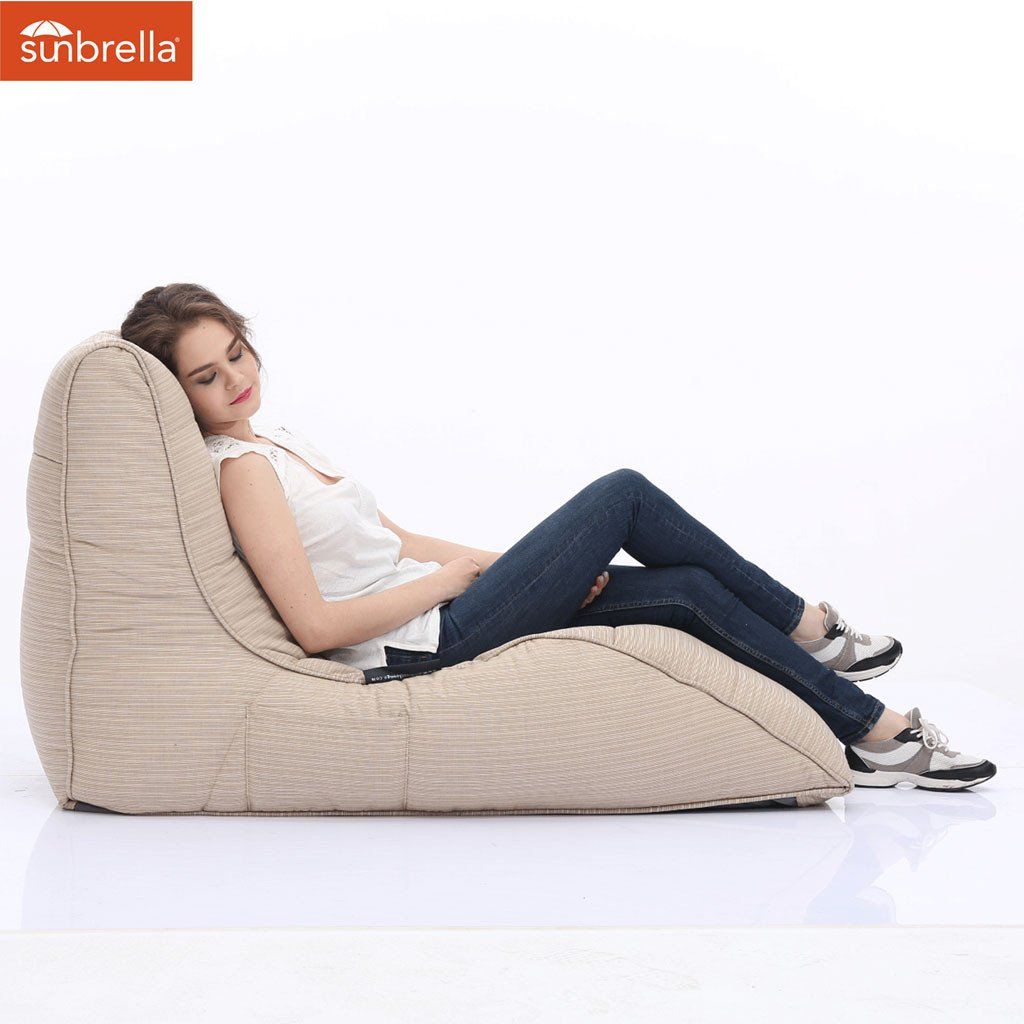 серо-бежевое бескаркасный лаунж-диван Avatar Sofa уличное из олефина для гостиной, кабинета и лаунж-зоны — фото в интерьере