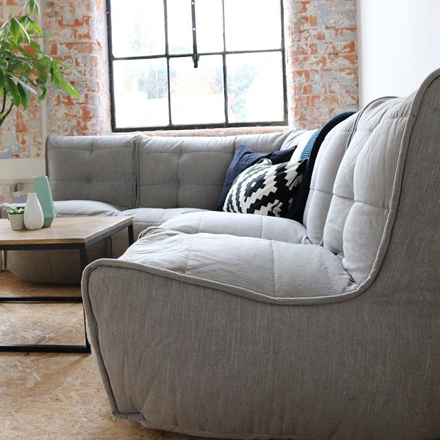 серое Г-образный модульный диван Mod4 L Sofa из Sofa Weave для гостиной и зала — крупный план