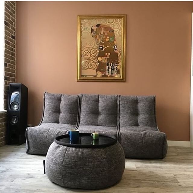 тёмно-серое модульный диван-кинотеатр Mod3 Movie Couch из Sofa Weave для домашнего кинотеатра и гостиной — крупный план