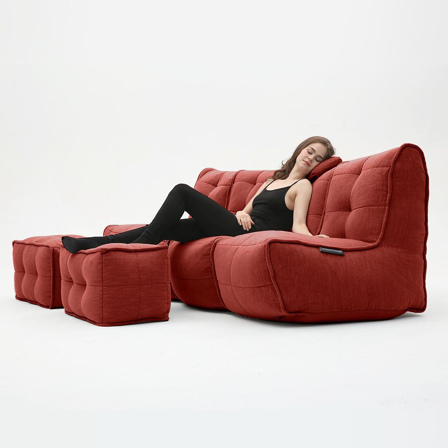 красное четырёхместный модульный диван Mod4 Quad Couch шенилловое для гостиной и домашнего кинотеатра — фото в интерьере