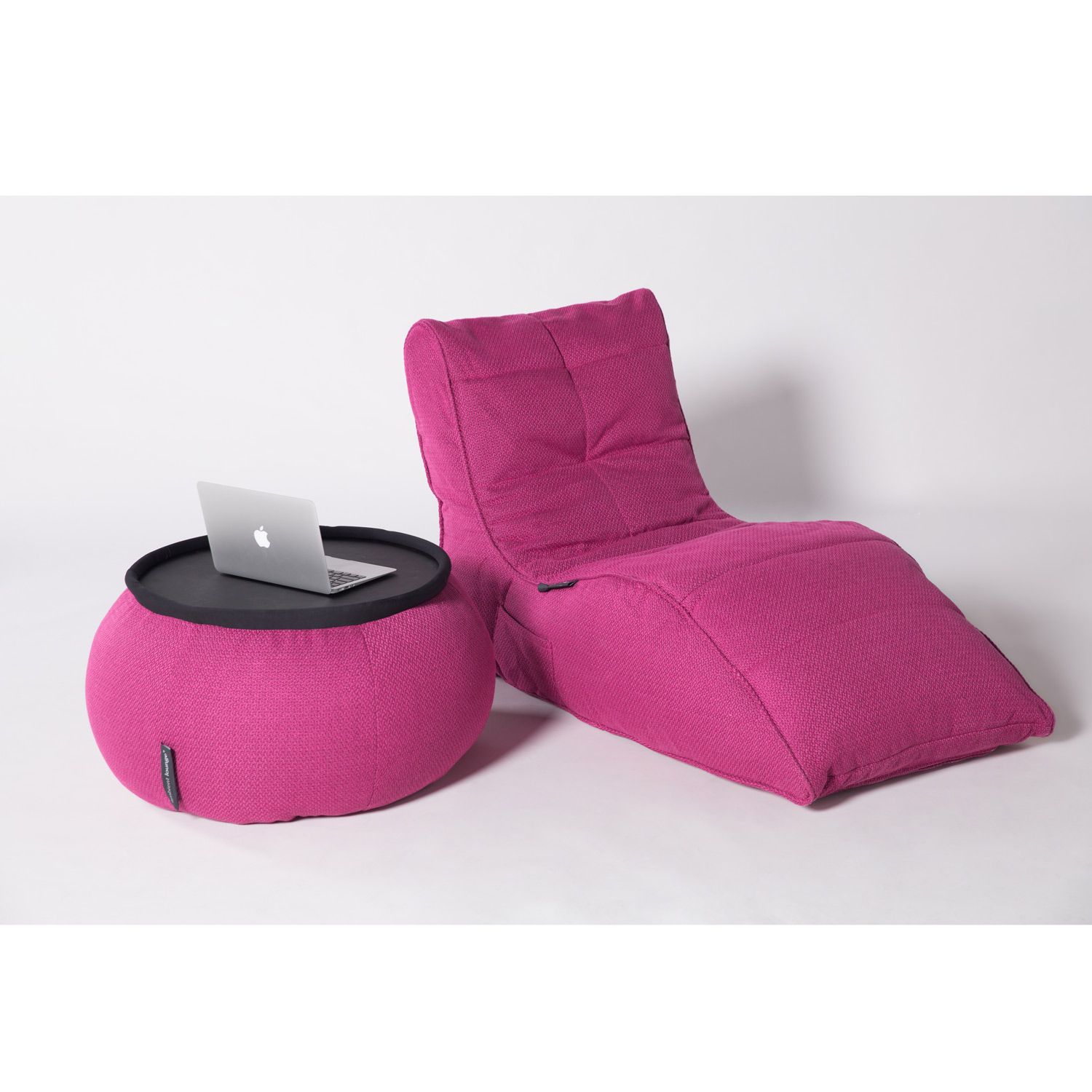 розовое складной столик Versa Table из Sofa Weave для гостиной и лаунж-зоны рядом с диваном — крупный план