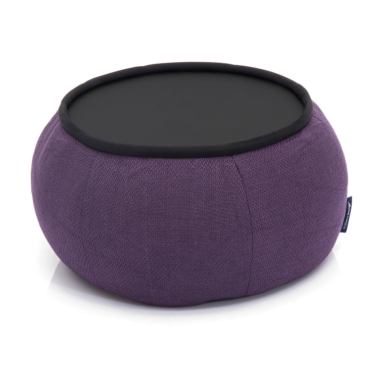 баклажановое складной столик Versa Table из Sofa Weave для гостиной и лаунж-зоны рядом с диваном — вид сбоку