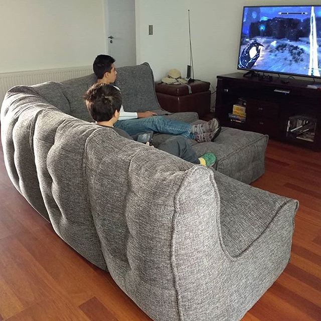 тёмно-серое Г-образный модульный диван Mod4 L Sofa из Sofa Weave в интерьере гостиная