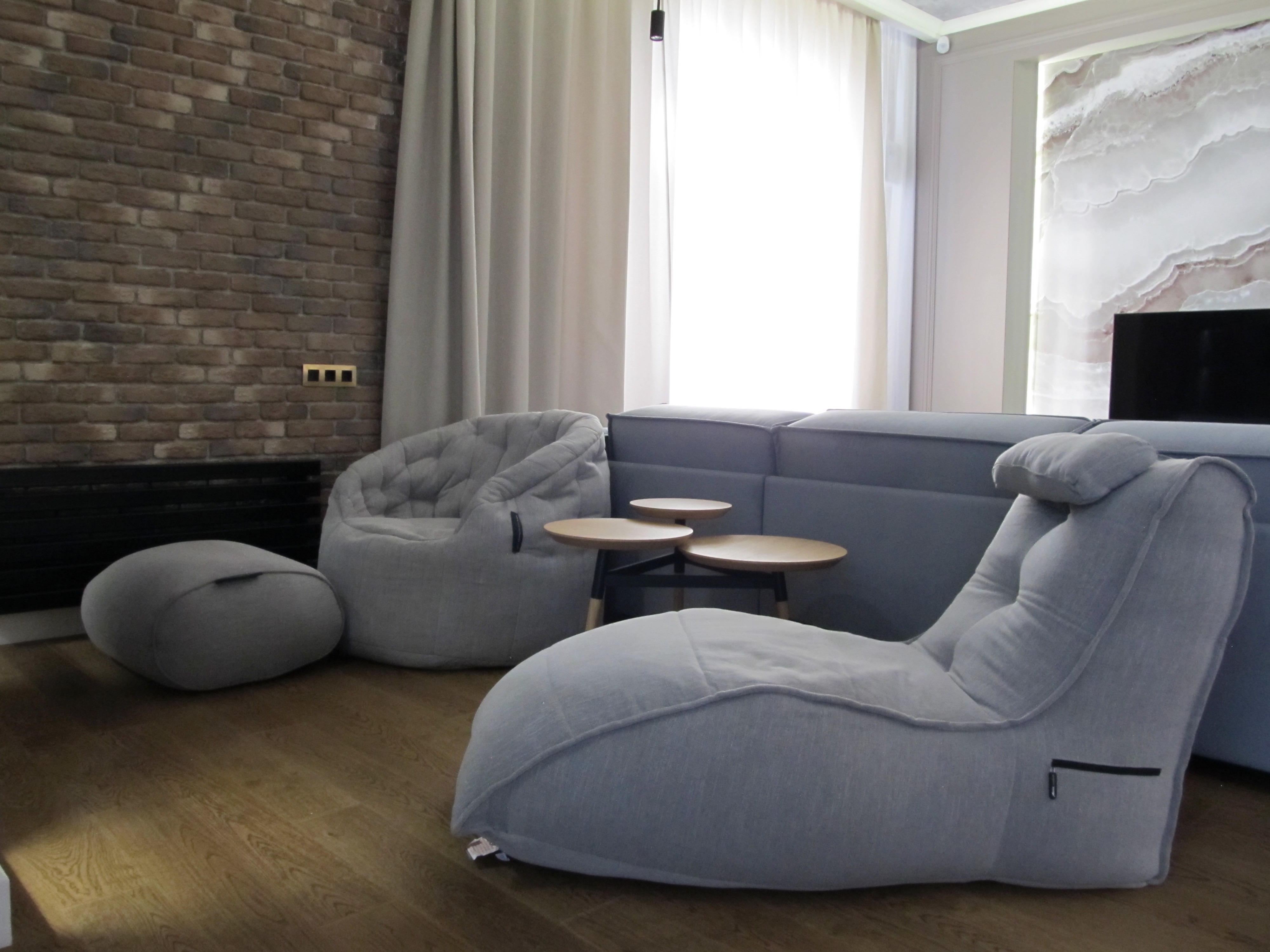 Avatar Sofa, Butterfly Sofa и Ottoman в гостиной — лаунж-зона Ambient Lounge Keystone Grey